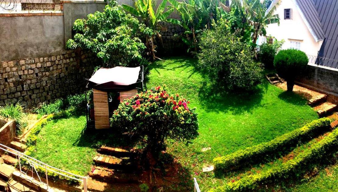 Le Fumoir Guest House Familiale Ανταναναρίβο Εξωτερικό φωτογραφία