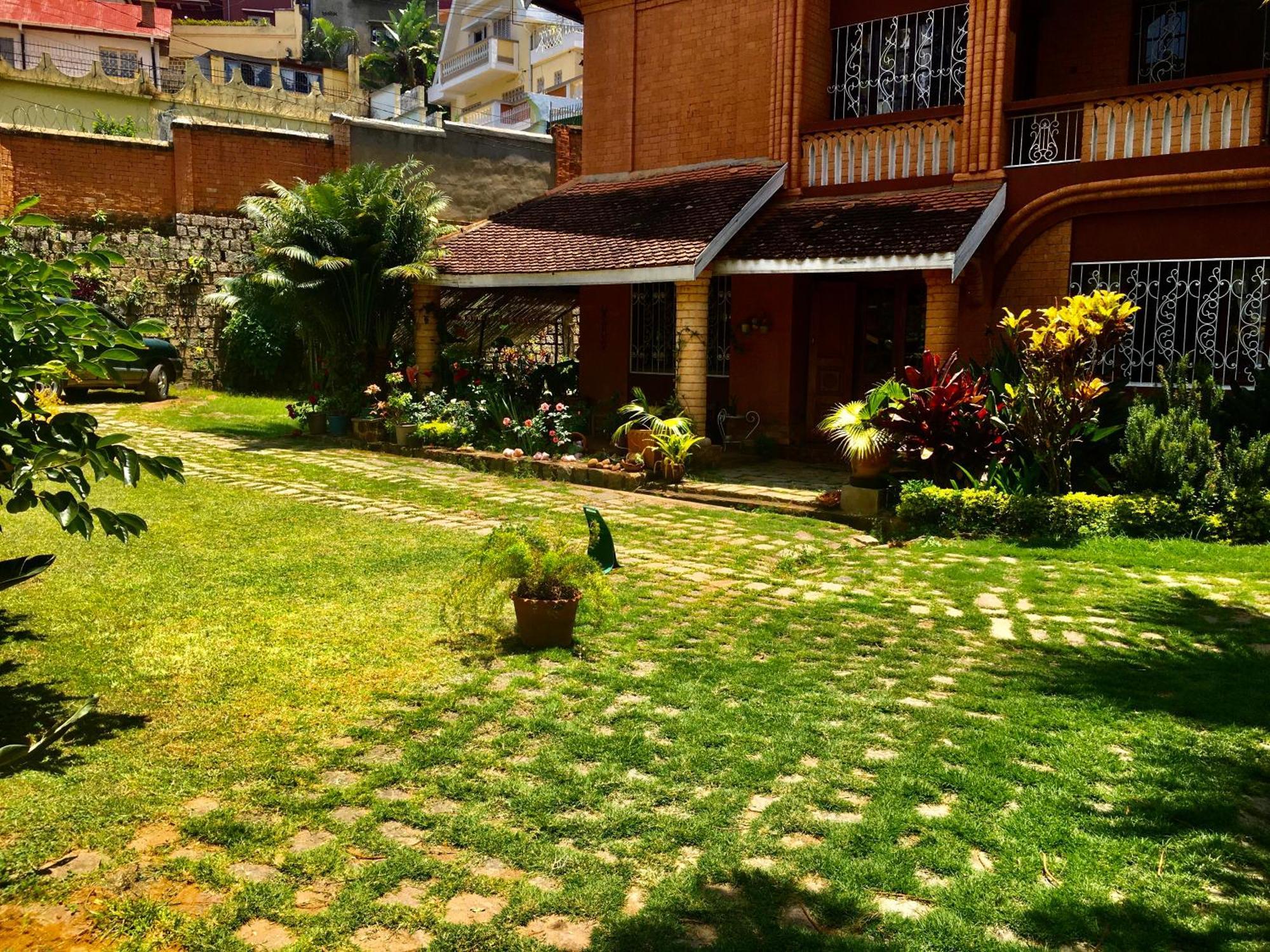 Le Fumoir Guest House Familiale Ανταναναρίβο Εξωτερικό φωτογραφία